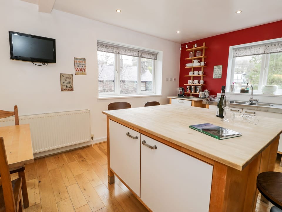 Cottage | Private kitchen | Dishwasher, cookware/dishes/utensils