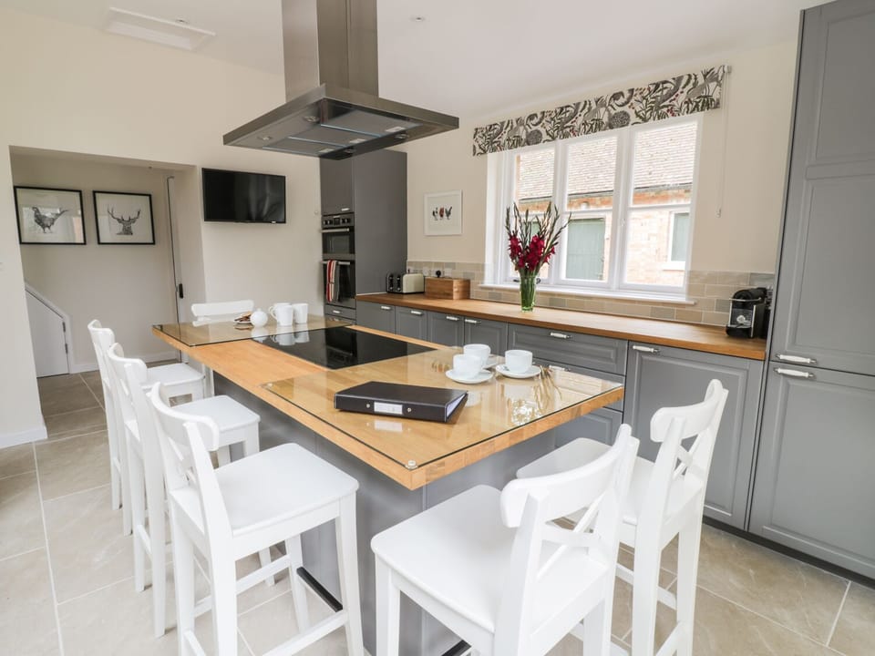 Cottage | Private kitchen | Microwave, stovetop, dishwasher, highchair