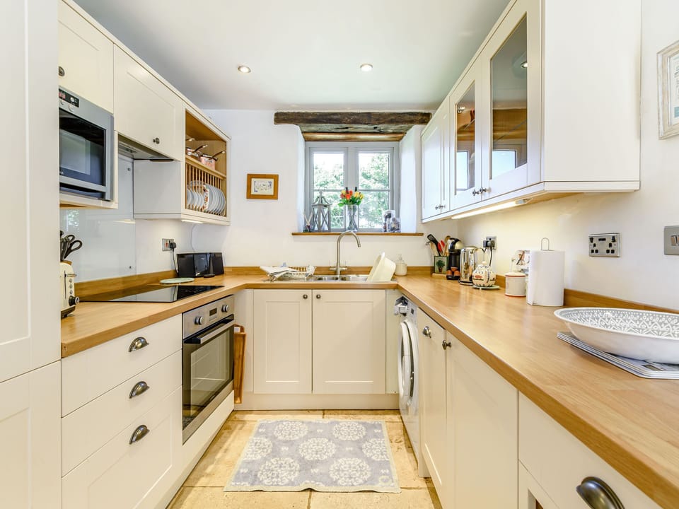 Cottage | Private kitchen | Microwave, stovetop, dishwasher, cookware/dishes/utensils