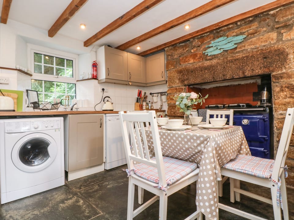Cottage | Private kitchen | Dishwasher, electric kettle, toaster, cookware/dishes/utensils