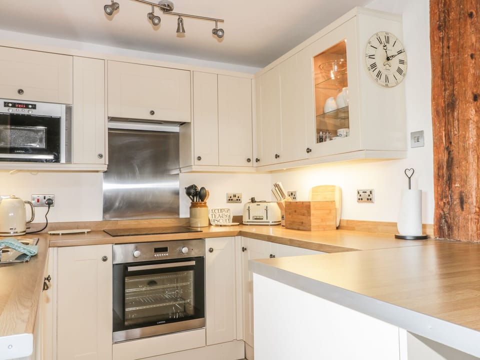 Cottage | Private kitchen | Dishwasher, cookware/dishes/utensils, dining tables