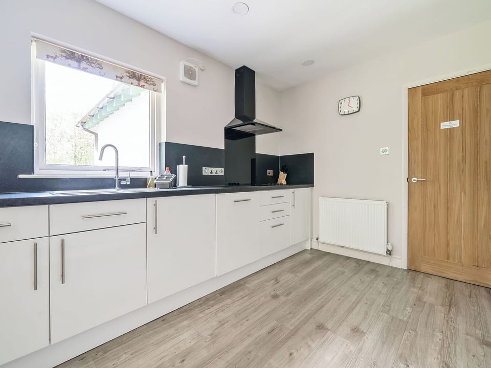 Cottage | Private kitchen | Dishwasher, cookware/dishes/utensils