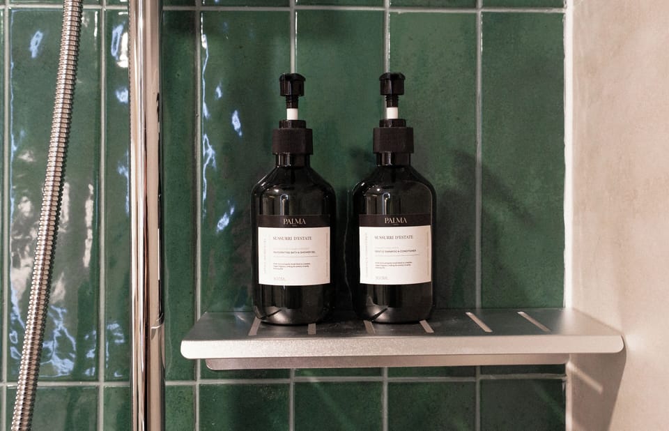 Combined shower/tub, free toiletries, slippers, towels