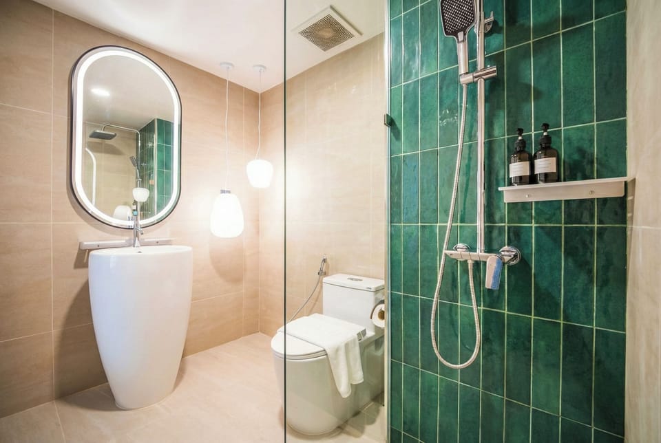 Combined shower/tub, free toiletries, slippers, towels