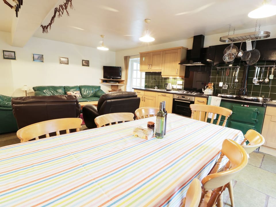 Cottage | Private kitchen | Electric kettle, highchair, cookware/dishes/utensils
