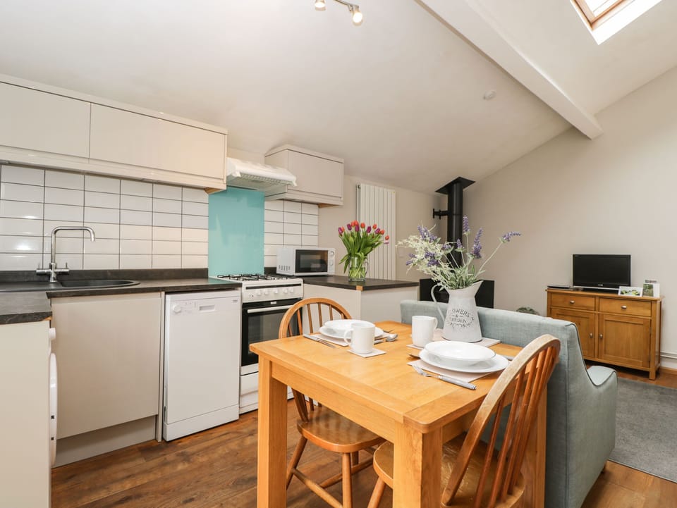 Cottage | Private kitchen | Fridge, microwave, stovetop, dishwasher