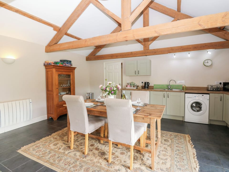 Cottage | Private kitchen | Fridge, microwave, oven, stovetop