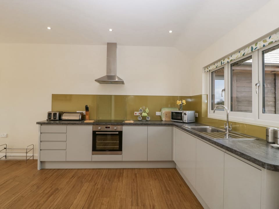 Cottage | Private kitchen | Microwave, stovetop, dishwasher, electric kettle