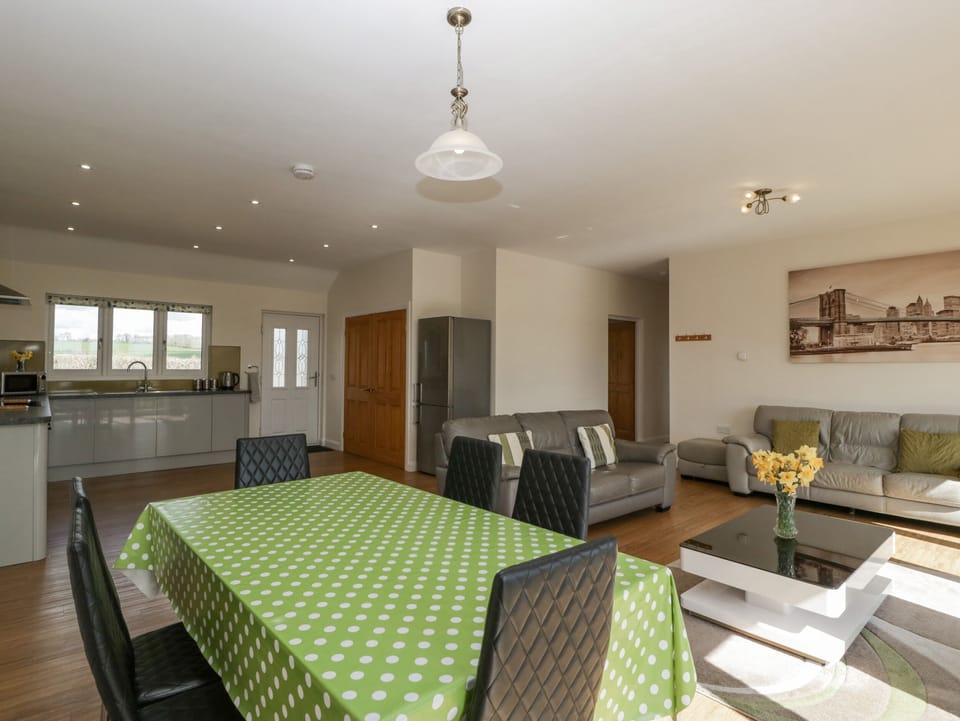 Cottage | Dining