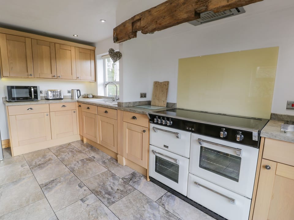 Cottage | Private kitchen | Fridge, microwave, stovetop, dishwasher