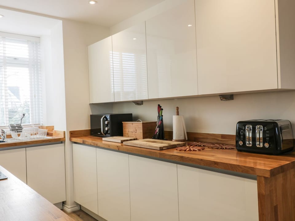 Cottage | Private kitchen | Dishwasher, electric kettle, toaster, highchair