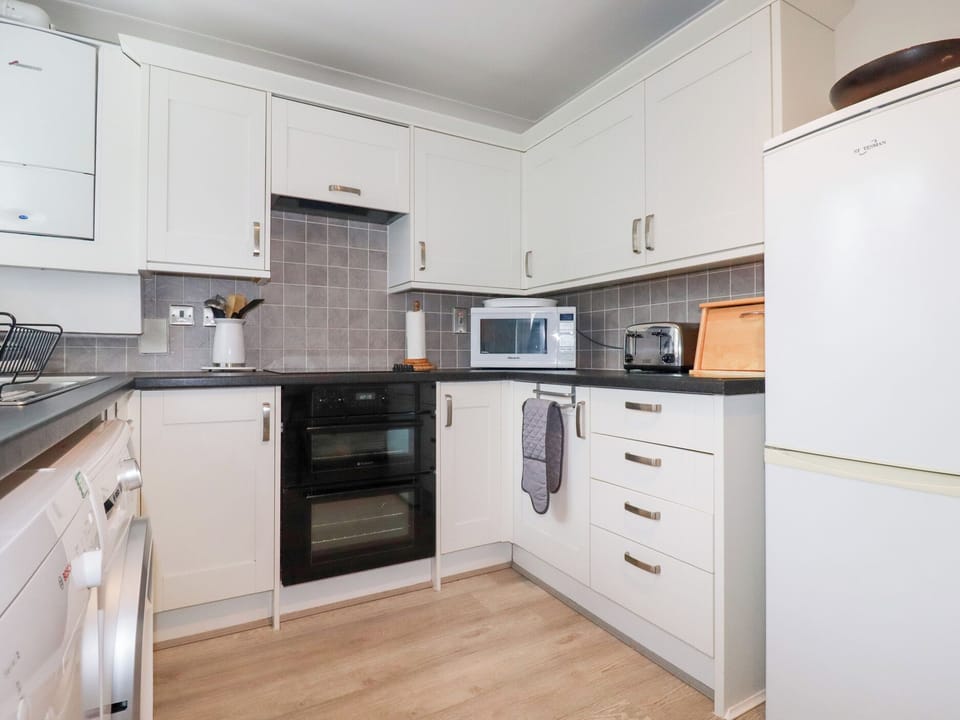Cottage | Private kitchen | Microwave, stovetop, dishwasher, electric kettle