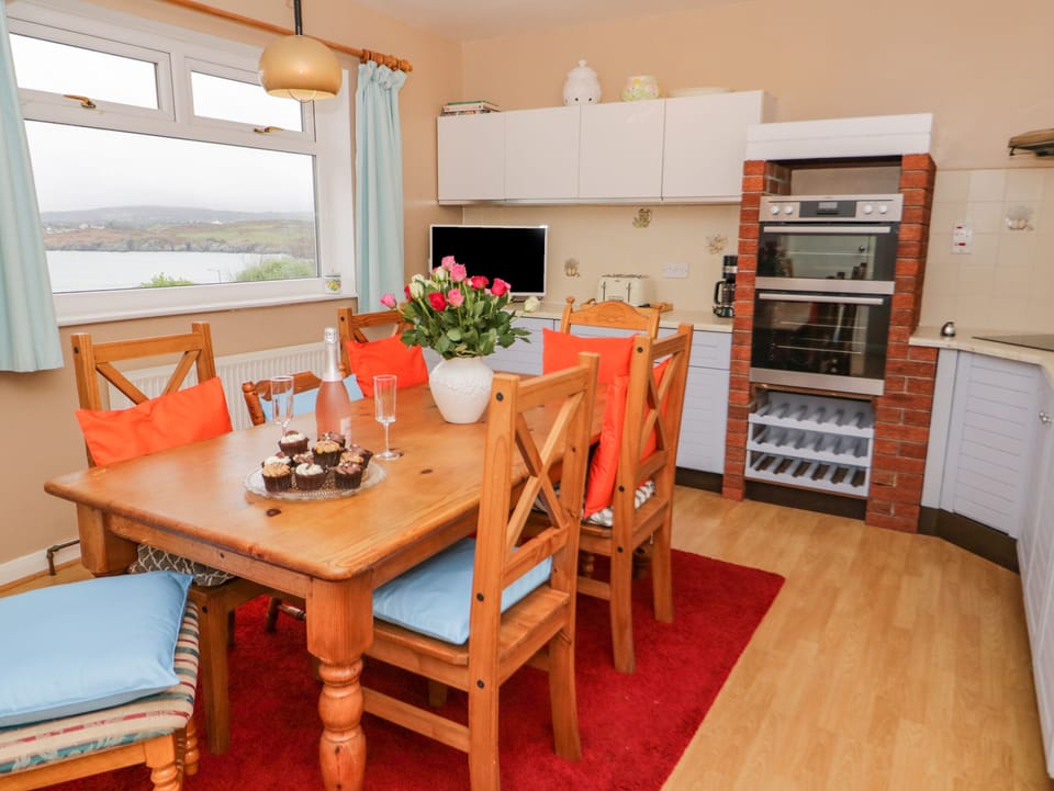 Cottage | Dining