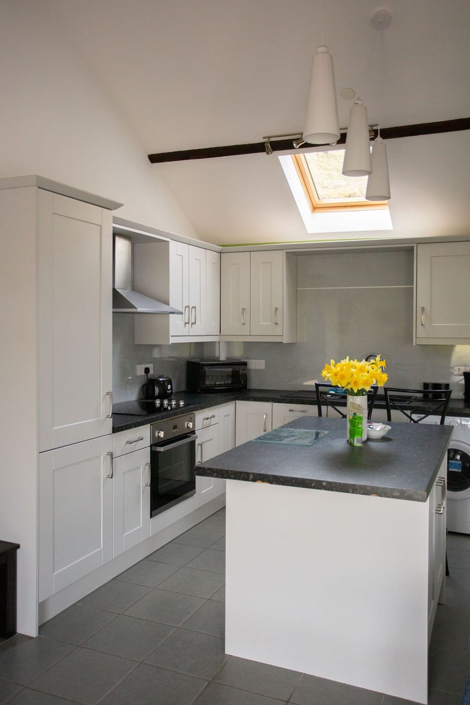Cottage | Private kitchen | Microwave, stovetop, dishwasher, cookware/dishes/utensils