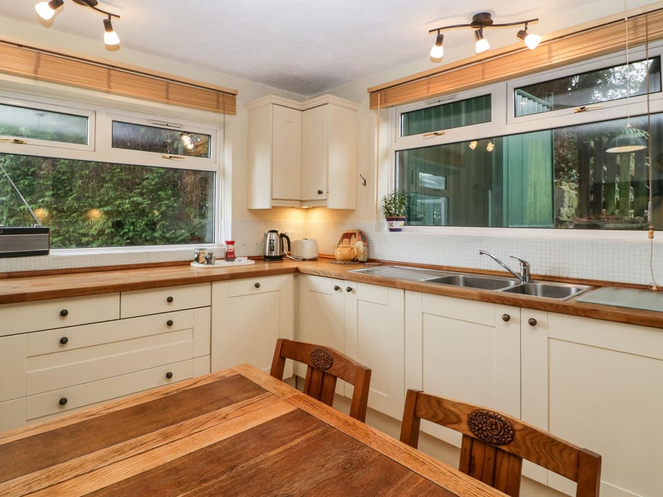 Cottage | Private kitchen | Dishwasher, cookware/dishes/utensils