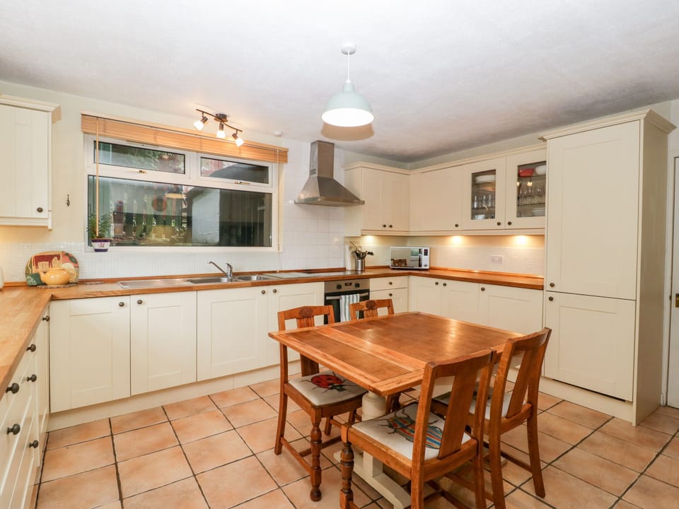 Cottage | Private kitchen | Dishwasher, cookware/dishes/utensils