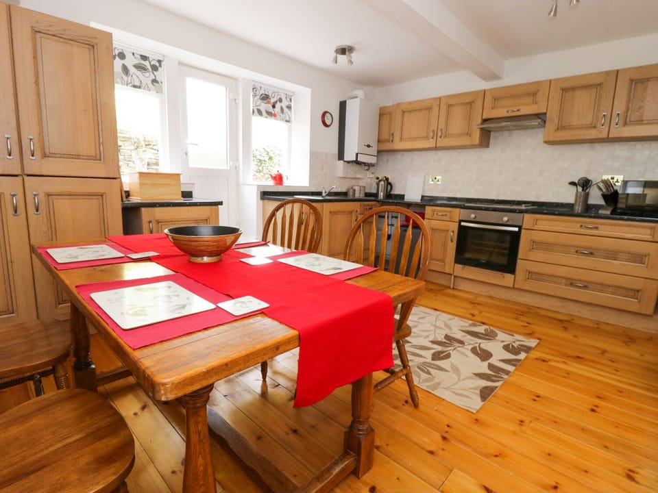 Cottage | Private kitchen | Dishwasher, cookware/dishes/utensils