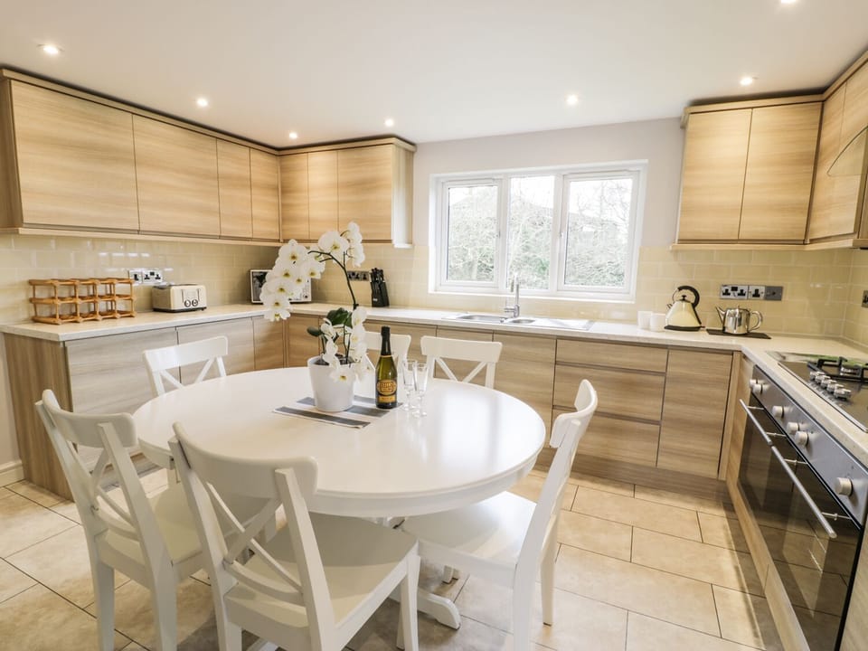 Cottage | Private kitchen | Fridge, microwave, stovetop, dishwasher
