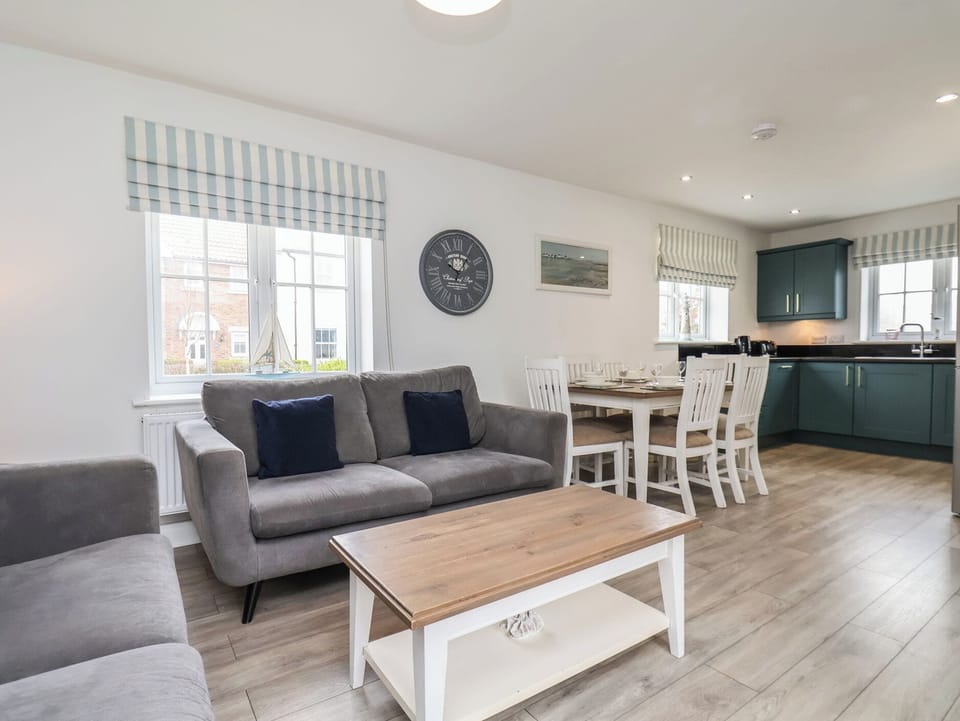 Cottage | Living area | TV