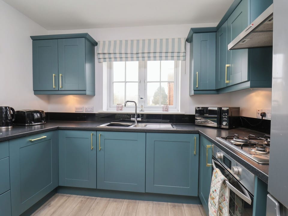 Cottage | Private kitchen | Fridge, microwave, stovetop, dishwasher