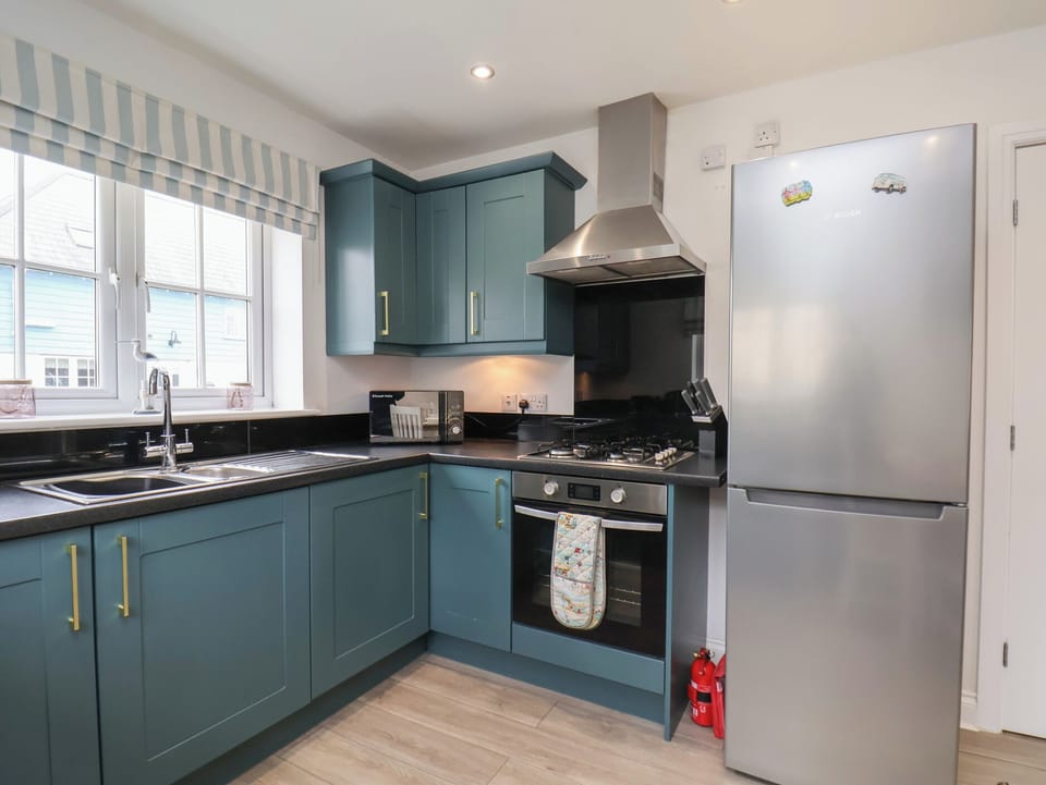 Cottage | Private kitchen | Fridge, microwave, stovetop, dishwasher