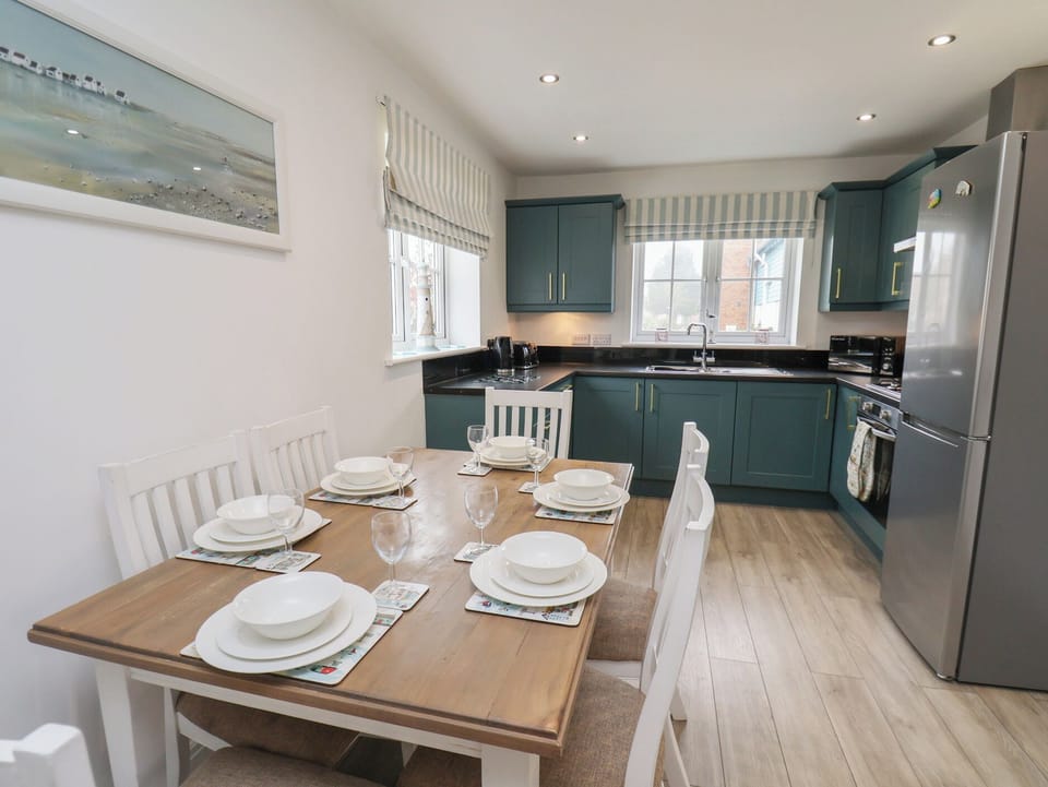 Cottage | Private kitchen | Fridge, microwave, stovetop, dishwasher