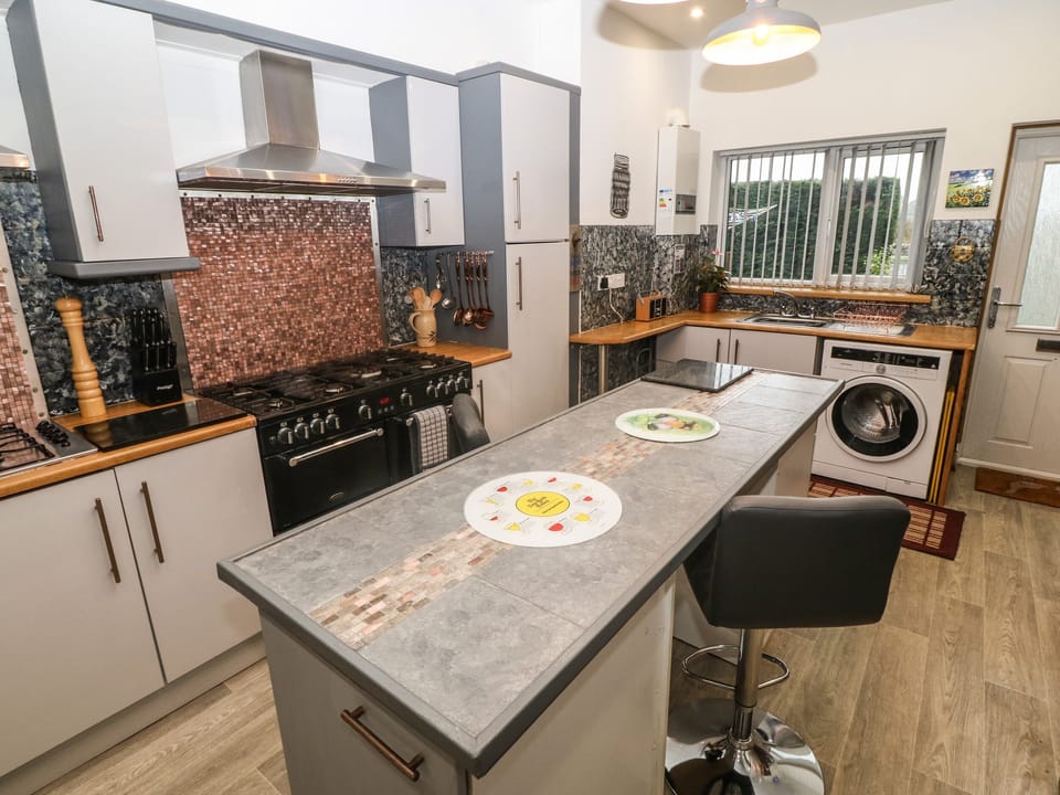 Cottage | Private kitchen | Fridge, dishwasher, highchair, cookware/dishes/utensils