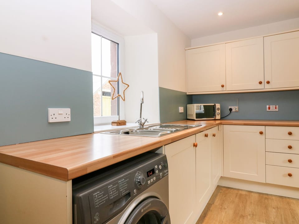 Cottage | Private kitchen | Stovetop, dishwasher, highchair, cookware/dishes/utensils