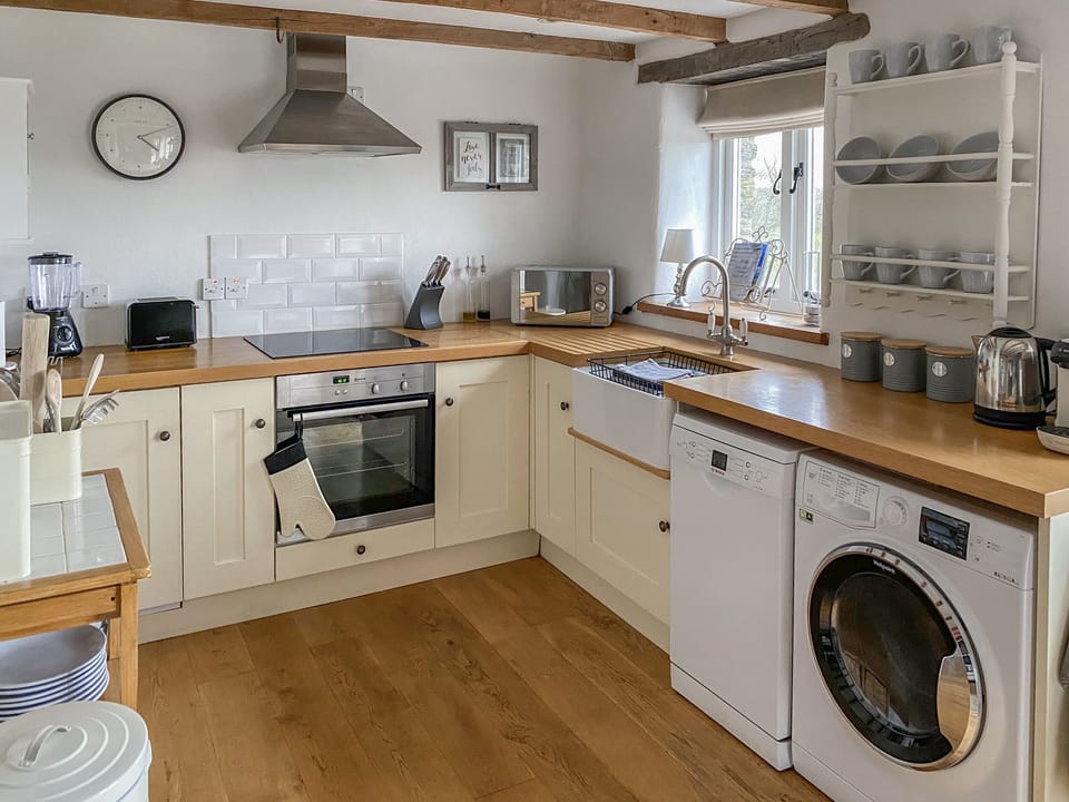 Cottage | Private kitchen | Fridge, microwave, stovetop, dishwasher