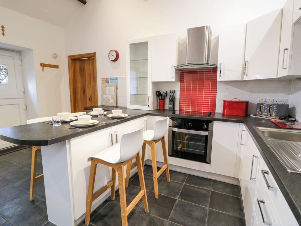 Cottage | Private kitchen | Fridge, microwave, stovetop, dishwasher