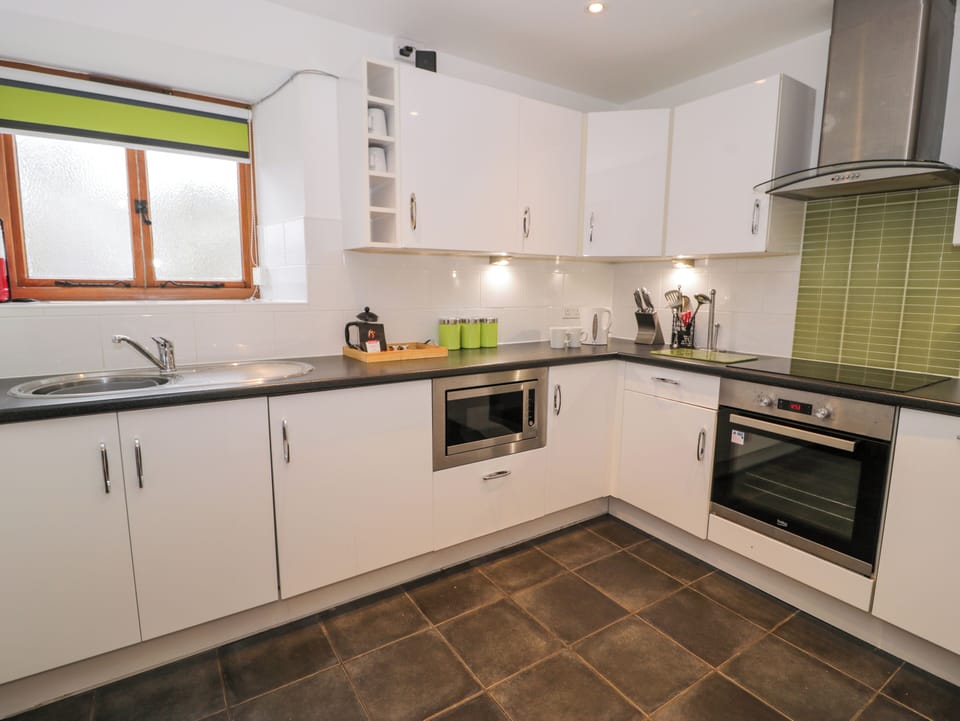 Cottage | Private kitchen | Fridge, microwave, stovetop, dishwasher