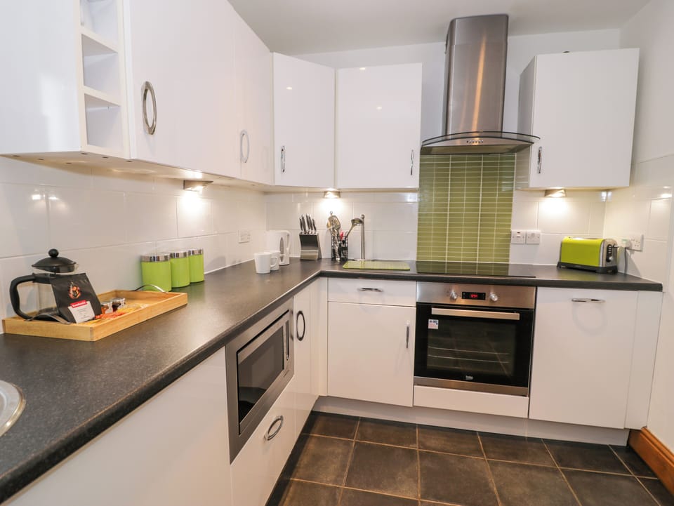 Cottage | Private kitchen | Fridge, microwave, stovetop, dishwasher