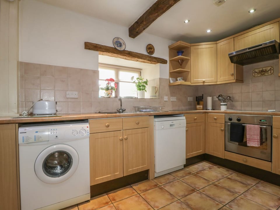 Cottage | Private kitchen | Microwave, stovetop, dishwasher, highchair