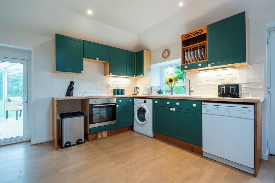 Cottage | Private kitchen | Microwave, stovetop, dishwasher, cookware/dishes/utensils