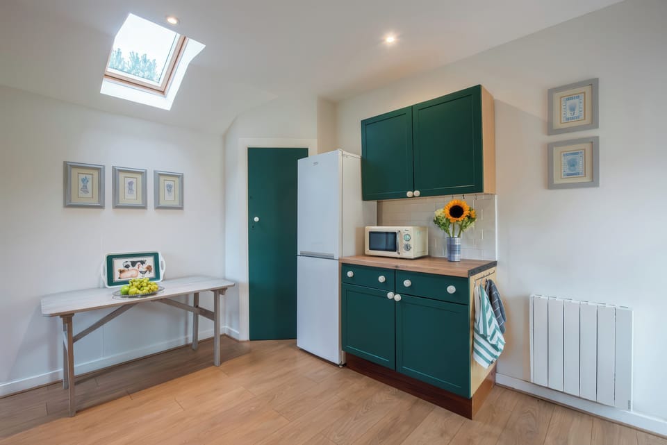 Cottage | Private kitchen | Microwave, stovetop, dishwasher, cookware/dishes/utensils