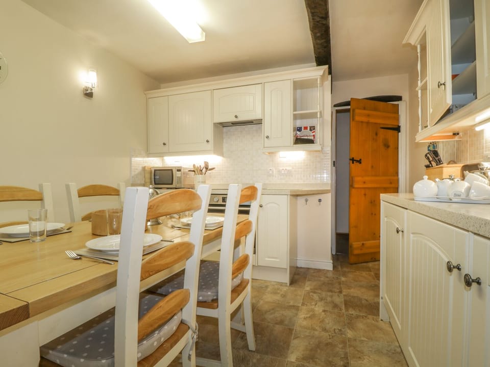 Cottage | Private kitchen | Fridge, microwave, stovetop, dishwasher