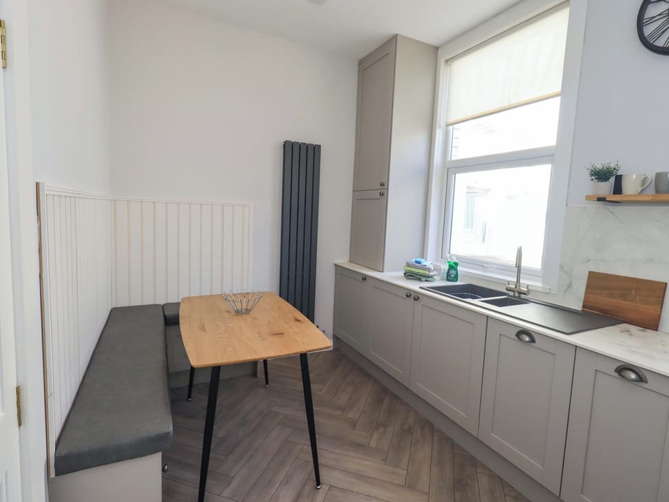 Cottage | Private kitchen | Microwave, stovetop, dishwasher, electric kettle