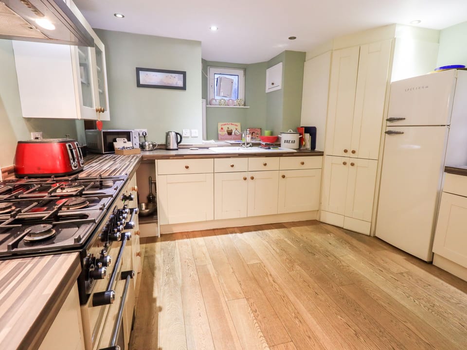 Cottage | Private kitchen | Fridge, stovetop, dishwasher, highchair