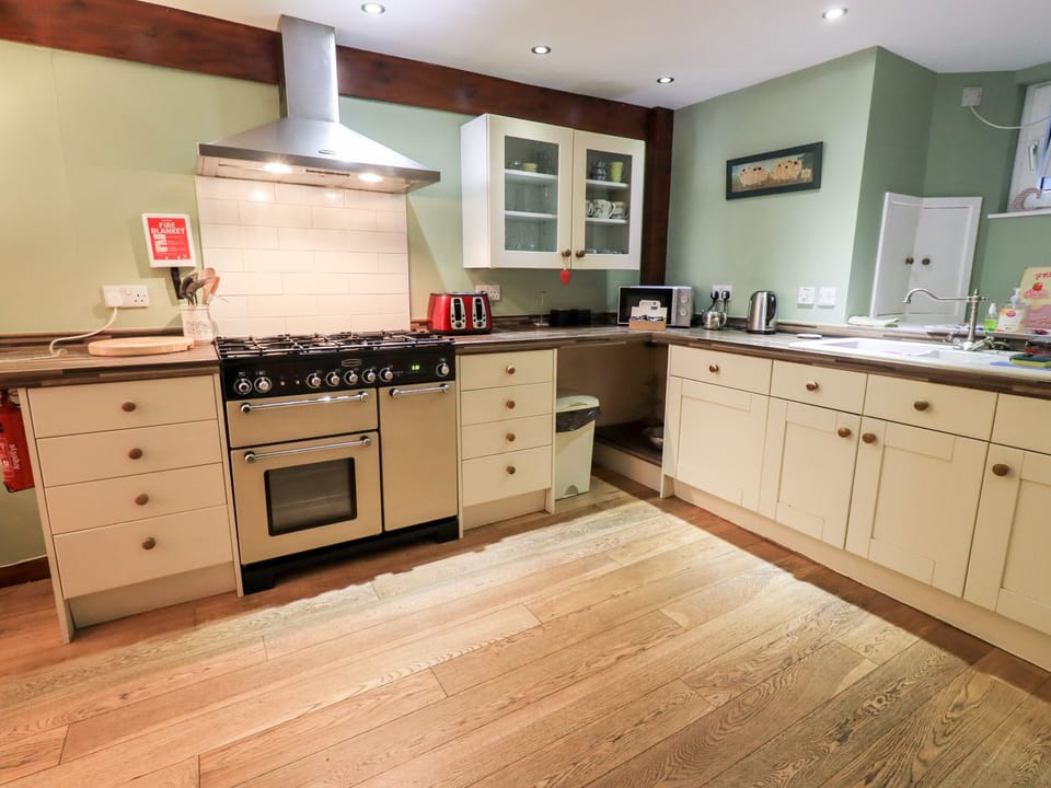 Cottage | Private kitchen | Fridge, stovetop, dishwasher, highchair