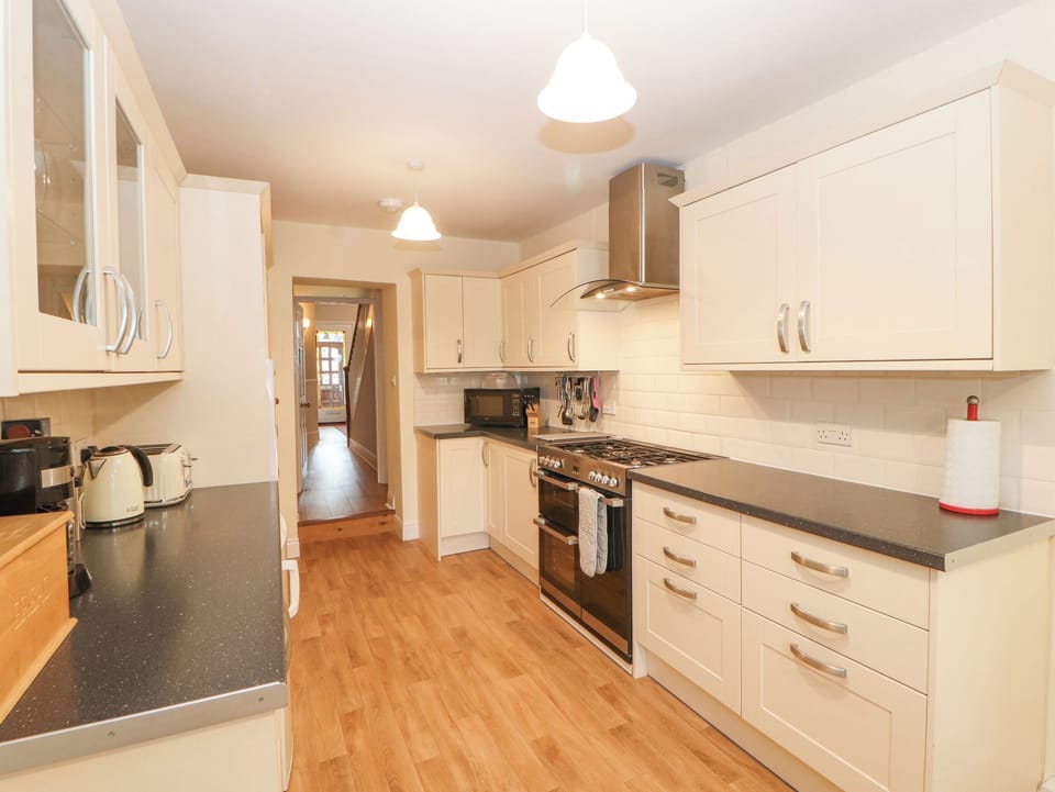 Cottage | Private kitchen | Fridge, microwave, stovetop, dishwasher