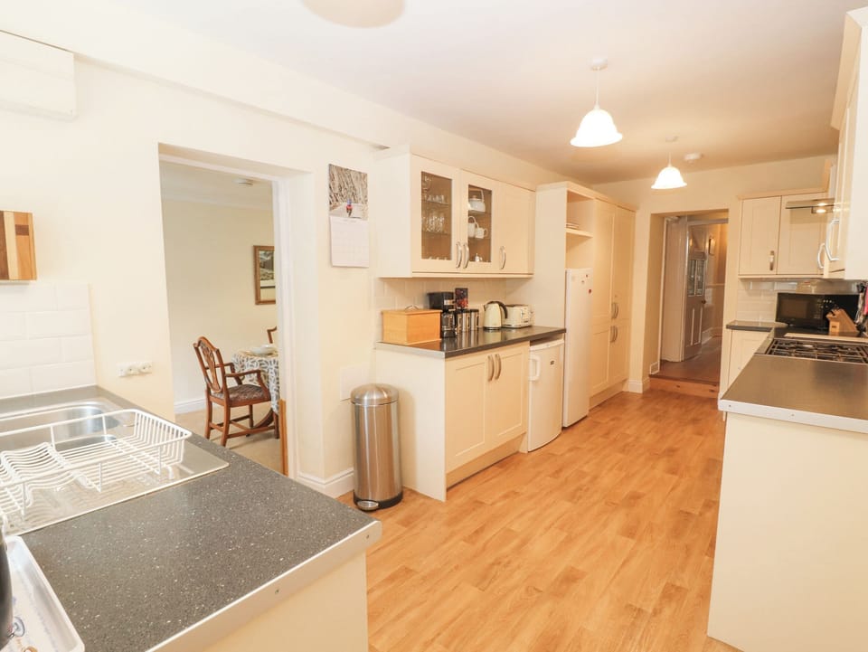 Cottage | Private kitchen | Fridge, microwave, stovetop, dishwasher