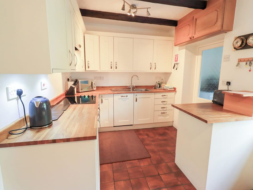 Cottage | Private kitchen | Oven, stovetop, dishwasher, cookware/dishes/utensils