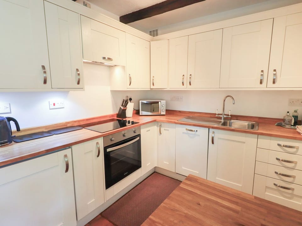 Cottage | Private kitchen | Oven, stovetop, dishwasher, cookware/dishes/utensils