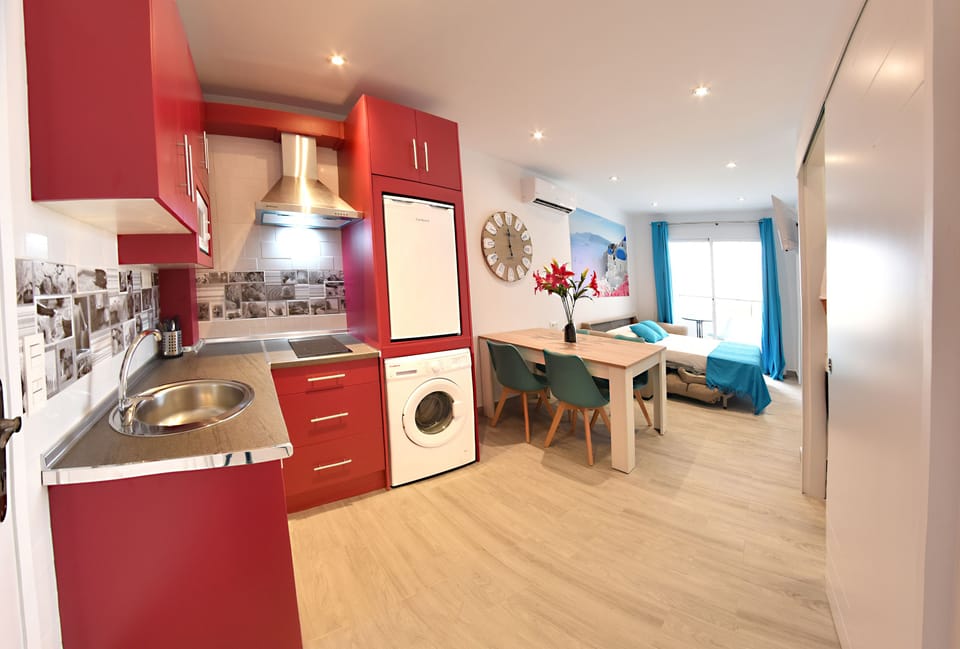 Deluxe Apartment, 2 Bedrooms | Private kitchenette | Fridge, microwave, stovetop, coffee/tea maker