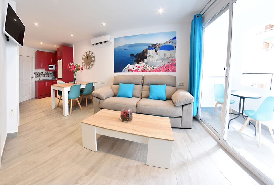 Deluxe Apartment, 2 Bedrooms | Living room | Flat-screen TV