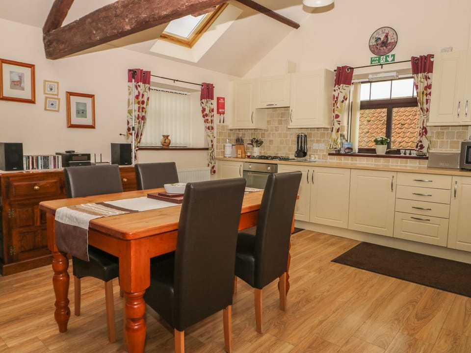 Cottage | Private kitchen | Fridge, dishwasher, highchair, cookware/dishes/utensils