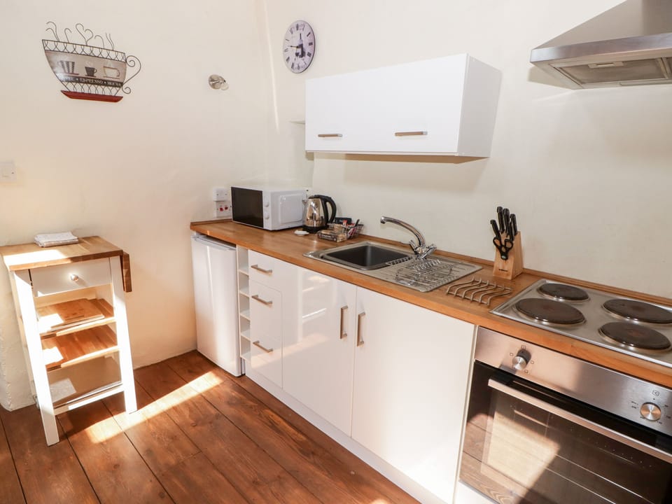 Cottage | Private kitchen | Stovetop, highchair, cookware/dishes/utensils