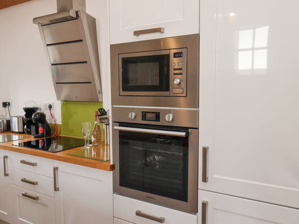 Cottage | Private kitchen | Stovetop, dishwasher, cookware/dishes/utensils