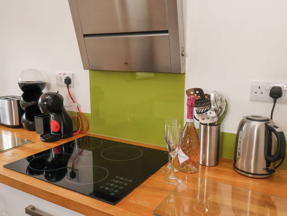 Cottage | Private kitchen | Stovetop, dishwasher, cookware/dishes/utensils