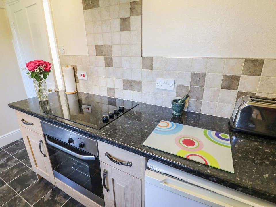 Cottage | Private kitchen | Dishwasher, highchair, cookware/dishes/utensils